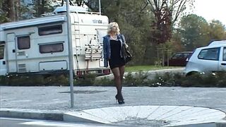 Blondýnka starší ženy s velká prsa v černé punčochy tvrdé fucked