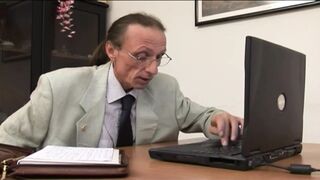 Sekretářka Slutty MILF kouří svého špinavého šéfa