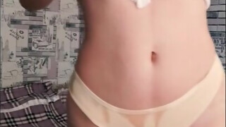 Mladá teenagerka s přírodními velkými prsy