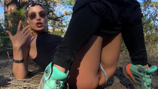 LaraJuicy - Sexy turistická dívka masturbuje