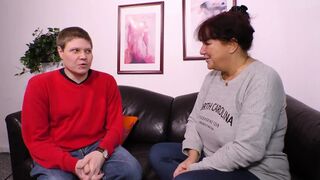 Rudovlasý vlasy mamina saje jeho péro s velkýma kozama a nechá je šukat ho tvrdě
