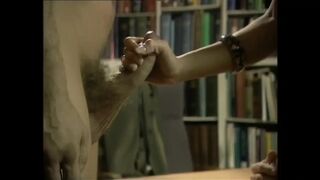 Dominatrix sedí na její tváři pěsti otrok zadek, jak ona šuká ji