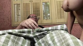 Blond MILF Kasey Grant saje velká prsa a dostane chuť