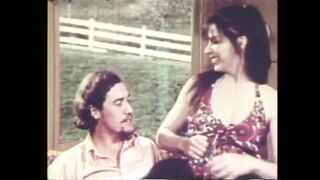 John Holmes olizuje dívku mokré kundička v retro porno