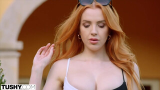 TUSHY - Scarlett Jones si žádá výprask