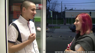 Příležitostný sex pro teenagery - rychlovka s fialovou dívkou s vlasy