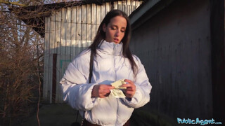 Public Agent - Sexy hubená dívka šuká za peníze