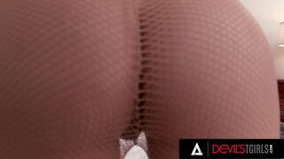 Hot- kurva blond trans Emma Rose v kalhotách dostane její zadek