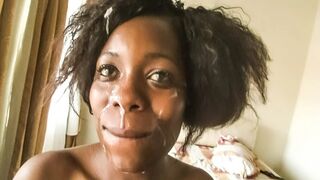 Černá dívka z Rwandai dostane plný po práci velký bílý-ocas šéf