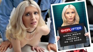Emma Rosie říká, že je nevinná, ale rychle se vyzná ze svých hříchů a dostane policajtova ptáka