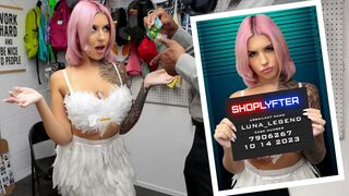 Sexy dospívající dostane chytil krádež sladkosti v kostýmu Halloween v obchodě