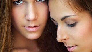 Sexy lesbické objetí Alexis Crystal a Antonia Sainz