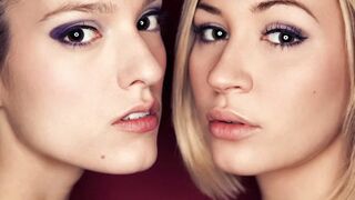 Silvie Luca se omlouvá Tracy Lindsay v horkém objetí