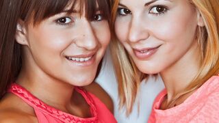 Divoká lesbická party maďarských přítelkyň s Candy Sweet a Cindy Loarn