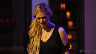 Cherie Deville a Mercedes Carrera je sexy lesbické fetis dobrodružství