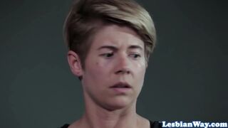 Sexy lesbičky orgie s červeným teenagerem a starší ženy
